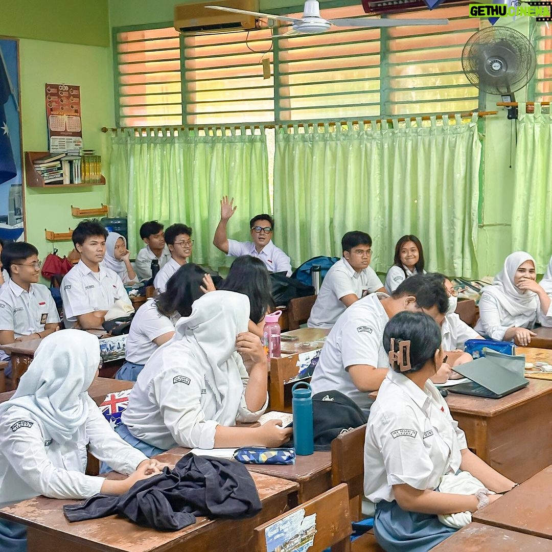 Baim Wong Instagram - Kaga disetting, grogi juga jadi murid SMA lagi π Disuruh ngenalin depan kelas jadi siswa baru. Dimarahin guru2 gara2 telat masuk. Yang paling demen juga, ngobrol di kantin sama yang paling berprestasi dan yg paling cantik di SMA itu π Konten baru nyenengin bgt ! Terima kasih buat kelas XII B.SMA 70, Ibu guru Anik Maryani. Maap dadakan masuk tadi. Tadi saya belajar bidang studi bahasa Indonesia. Terima kasih jg untuk Kepala Sekolah Pak Sunaryo dan Mas Rizal untuk ijinnya. Mantap SMA 70 , berprestasi murid2nya ! Basketnya jg jago ! SMAN 70 Jakarta