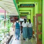 Baim Wong Instagram - Kaga disetting, grogi juga jadi murid SMA lagi 😂 Disuruh ngenalin depan kelas jadi siswa baru. Dimarahin guru2 gara2 telat masuk. Yang paling demen juga, ngobrol di kantin sama yang paling berprestasi dan yg paling cantik di SMA itu 😂 Konten baru nyenengin bgt ! Terima kasih buat kelas XII B.SMA 70, Ibu guru Anik Maryani. Maap dadakan masuk tadi. Tadi saya belajar bidang studi bahasa Indonesia. Terima kasih jg untuk Kepala Sekolah Pak Sunaryo dan Mas Rizal untuk ijinnya. Mantap SMA 70 , berprestasi murid2nya ! Basketnya jg jago ! SMAN 70 Jakarta