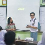 Baim Wong Instagram - Kaga disetting, grogi juga jadi murid SMA lagi 😂 Disuruh ngenalin depan kelas jadi siswa baru. Dimarahin guru2 gara2 telat masuk. Yang paling demen juga, ngobrol di kantin sama yang paling berprestasi dan yg paling cantik di SMA itu 😂 Konten baru nyenengin bgt ! Terima kasih buat kelas XII B.SMA 70, Ibu guru Anik Maryani. Maap dadakan masuk tadi. Tadi saya belajar bidang studi bahasa Indonesia. Terima kasih jg untuk Kepala Sekolah Pak Sunaryo dan Mas Rizal untuk ijinnya. Mantap SMA 70 , berprestasi murid2nya ! Basketnya jg jago ! SMAN 70 Jakarta