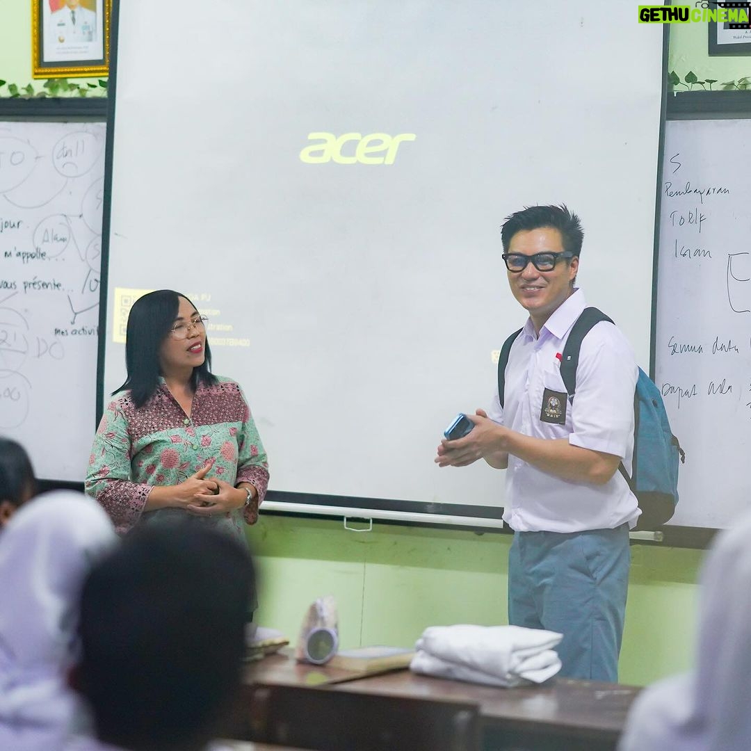 Baim Wong Instagram - Kaga disetting, grogi juga jadi murid SMA lagi π Disuruh ngenalin depan kelas jadi siswa baru. Dimarahin guru2 gara2 telat masuk. Yang paling demen juga, ngobrol di kantin sama yang paling berprestasi dan yg paling cantik di SMA itu π Konten baru nyenengin bgt ! Terima kasih buat kelas XII B.SMA 70, Ibu guru Anik Maryani. Maap dadakan masuk tadi. Tadi saya belajar bidang studi bahasa Indonesia. Terima kasih jg untuk Kepala Sekolah Pak Sunaryo dan Mas Rizal untuk ijinnya. Mantap SMA 70 , berprestasi murid2nya ! Basketnya jg jago ! SMAN 70 Jakarta