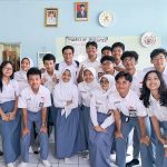 Baim Wong Instagram - Kaga disetting, grogi juga jadi murid SMA lagi 😂 Disuruh ngenalin depan kelas jadi siswa baru. Dimarahin guru2 gara2 telat masuk. Yang paling demen juga, ngobrol di kantin sama yang paling berprestasi dan yg paling cantik di SMA itu 😂 Konten baru nyenengin bgt ! Terima kasih buat kelas XII B.SMA 70, Ibu guru Anik Maryani. Maap dadakan masuk tadi. Tadi saya belajar bidang studi bahasa Indonesia. Terima kasih jg untuk Kepala Sekolah Pak Sunaryo dan Mas Rizal untuk ijinnya. Mantap SMA 70 , berprestasi murid2nya ! Basketnya jg jago ! SMAN 70 Jakarta