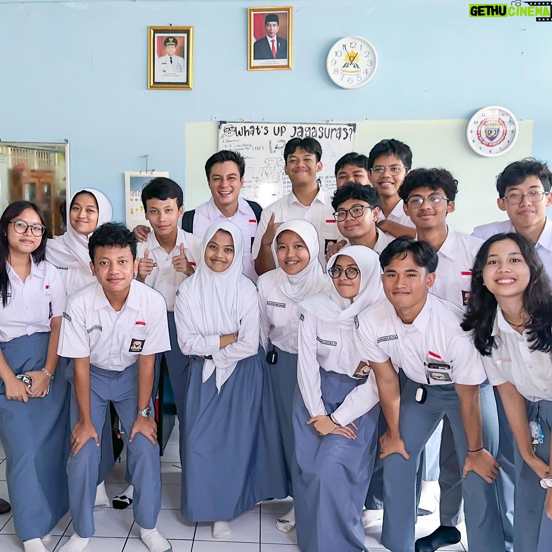 Baim Wong Instagram - Kaga disetting, grogi juga jadi murid SMA lagi π Disuruh ngenalin depan kelas jadi siswa baru. Dimarahin guru2 gara2 telat masuk. Yang paling demen juga, ngobrol di kantin sama yang paling berprestasi dan yg paling cantik di SMA itu π Konten baru nyenengin bgt ! Terima kasih buat kelas XII B.SMA 70, Ibu guru Anik Maryani. Maap dadakan masuk tadi. Tadi saya belajar bidang studi bahasa Indonesia. Terima kasih jg untuk Kepala Sekolah Pak Sunaryo dan Mas Rizal untuk ijinnya. Mantap SMA 70 , berprestasi murid2nya ! Basketnya jg jago ! SMAN 70 Jakarta
