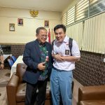 Baim Wong Instagram - Kaga disetting, grogi juga jadi murid SMA lagi 😂 Disuruh ngenalin depan kelas jadi siswa baru. Dimarahin guru2 gara2 telat masuk. Yang paling demen juga, ngobrol di kantin sama yang paling berprestasi dan yg paling cantik di SMA itu 😂 Konten baru nyenengin bgt ! Terima kasih buat kelas XII B.SMA 70, Ibu guru Anik Maryani. Maap dadakan masuk tadi. Tadi saya belajar bidang studi bahasa Indonesia. Terima kasih jg untuk Kepala Sekolah Pak Sunaryo dan Mas Rizal untuk ijinnya. Mantap SMA 70 , berprestasi murid2nya ! Basketnya jg jago ! SMAN 70 Jakarta