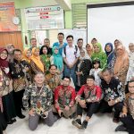 Baim Wong Instagram - Kaga disetting, grogi juga jadi murid SMA lagi 😂 Disuruh ngenalin depan kelas jadi siswa baru. Dimarahin guru2 gara2 telat masuk. Yang paling demen juga, ngobrol di kantin sama yang paling berprestasi dan yg paling cantik di SMA itu 😂 Konten baru nyenengin bgt ! Terima kasih buat kelas XII B.SMA 70, Ibu guru Anik Maryani. Maap dadakan masuk tadi. Tadi saya belajar bidang studi bahasa Indonesia. Terima kasih jg untuk Kepala Sekolah Pak Sunaryo dan Mas Rizal untuk ijinnya. Mantap SMA 70 , berprestasi murid2nya ! Basketnya jg jago ! SMAN 70 Jakarta