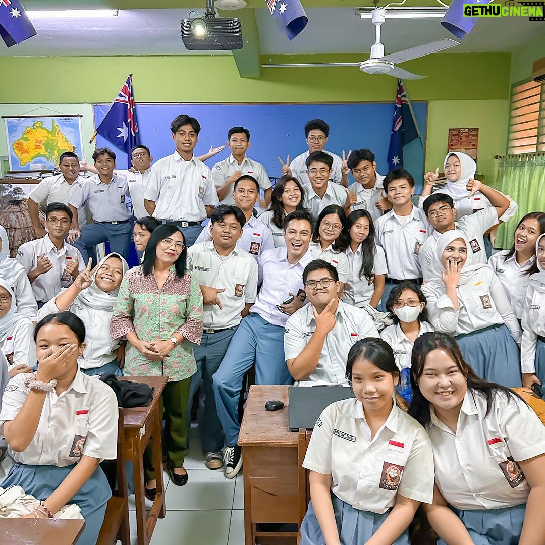 Baim Wong Instagram - Kaga disetting, grogi juga jadi murid SMA lagi π Disuruh ngenalin depan kelas jadi siswa baru. Dimarahin guru2 gara2 telat masuk. Yang paling demen juga, ngobrol di kantin sama yang paling berprestasi dan yg paling cantik di SMA itu π Konten baru nyenengin bgt ! Terima kasih buat kelas XII B.SMA 70, Ibu guru Anik Maryani. Maap dadakan masuk tadi. Tadi saya belajar bidang studi bahasa Indonesia. Terima kasih jg untuk Kepala Sekolah Pak Sunaryo dan Mas Rizal untuk ijinnya. Mantap SMA 70 , berprestasi murid2nya ! Basketnya jg jago ! SMAN 70 Jakarta