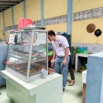 Baim Wong Instagram - Kaga disetting, grogi juga jadi murid SMA lagi 😂 Disuruh ngenalin depan kelas jadi siswa baru. Dimarahin guru2 gara2 telat masuk. Yang paling demen juga, ngobrol di kantin sama yang paling berprestasi dan yg paling cantik di SMA itu 😂 Konten baru nyenengin bgt ! Terima kasih buat kelas XII B.SMA 70, Ibu guru Anik Maryani. Maap dadakan masuk tadi. Tadi saya belajar bidang studi bahasa Indonesia. Terima kasih jg untuk Kepala Sekolah Pak Sunaryo dan Mas Rizal untuk ijinnya. Mantap SMA 70 , berprestasi murid2nya ! Basketnya jg jago ! SMAN 70 Jakarta