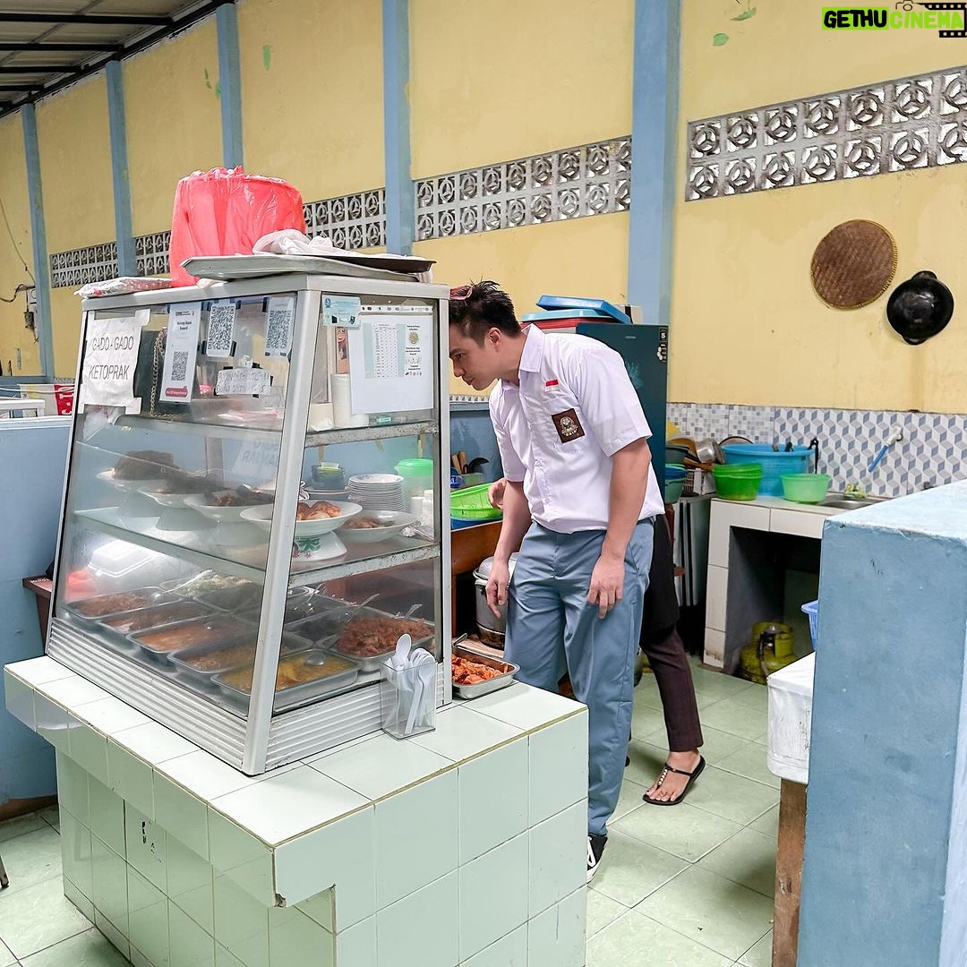 Baim Wong Instagram - Kaga disetting, grogi juga jadi murid SMA lagi π Disuruh ngenalin depan kelas jadi siswa baru. Dimarahin guru2 gara2 telat masuk. Yang paling demen juga, ngobrol di kantin sama yang paling berprestasi dan yg paling cantik di SMA itu π Konten baru nyenengin bgt ! Terima kasih buat kelas XII B.SMA 70, Ibu guru Anik Maryani. Maap dadakan masuk tadi. Tadi saya belajar bidang studi bahasa Indonesia. Terima kasih jg untuk Kepala Sekolah Pak Sunaryo dan Mas Rizal untuk ijinnya. Mantap SMA 70 , berprestasi murid2nya ! Basketnya jg jago ! SMAN 70 Jakarta