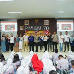 Baim Wong Instagram - Saya peduli dengan korban bullying. Bersosialisasi ke SMA 70, saya concern dengan kejadian yg viral kmrn. Bersama Polres Jaksel, dan teman2 yg lain, saya menyempatkan diri untuk berkomunikasi dengan teman2 dari SMA 70. Sebaiknya memang kita rangkul mereka, jangan memarahinya. Semua org pasti punya kesalahan, tapi bagaimana menyikapinya, itu yg terpenting. SMAN 70 Jakarta