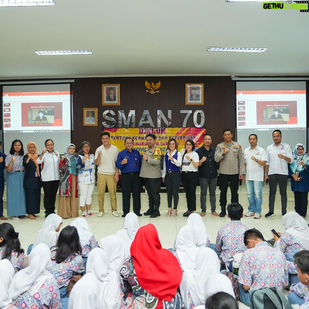Baim Wong Instagram - Saya peduli dengan korban bullying. Bersosialisasi ke SMA 70, saya concern dengan kejadian yg viral kmrn. Bersama Polres Jaksel, dan teman2 yg lain, saya menyempatkan diri untuk berkomunikasi dengan teman2 dari SMA 70. Sebaiknya memang kita rangkul mereka, jangan memarahinya. Semua org pasti punya kesalahan, tapi bagaimana menyikapinya, itu yg terpenting. SMAN 70 Jakarta