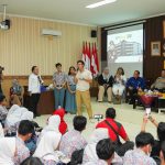 Baim Wong Instagram - Saya peduli dengan korban bullying. Bersosialisasi ke SMA 70, saya concern dengan kejadian yg viral kmrn. Bersama Polres Jaksel, dan teman2 yg lain, saya menyempatkan diri untuk berkomunikasi dengan teman2 dari SMA 70. Sebaiknya memang kita rangkul mereka, jangan memarahinya. Semua org pasti punya kesalahan, tapi bagaimana menyikapinya, itu yg terpenting. SMAN 70 Jakarta