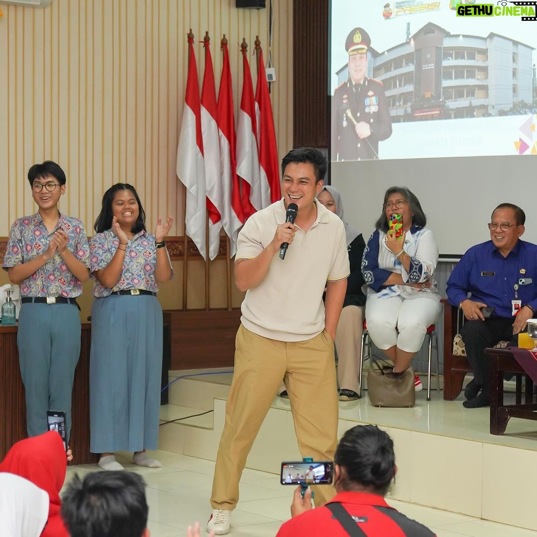 Baim Wong Instagram - Saya peduli dengan korban bullying. Bersosialisasi ke SMA 70, saya concern dengan kejadian yg viral kmrn. Bersama Polres Jaksel, dan teman2 yg lain, saya menyempatkan diri untuk berkomunikasi dengan teman2 dari SMA 70. Sebaiknya memang kita rangkul mereka, jangan memarahinya. Semua org pasti punya kesalahan, tapi bagaimana menyikapinya, itu yg terpenting. SMAN 70 Jakarta