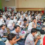 Baim Wong Instagram - Saya peduli dengan korban bullying. Bersosialisasi ke SMA 70, saya concern dengan kejadian yg viral kmrn. Bersama Polres Jaksel, dan teman2 yg lain, saya menyempatkan diri untuk berkomunikasi dengan teman2 dari SMA 70. Sebaiknya memang kita rangkul mereka, jangan memarahinya. Semua org pasti punya kesalahan, tapi bagaimana menyikapinya, itu yg terpenting. SMAN 70 Jakarta