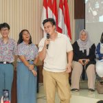 Baim Wong Instagram - Saya peduli dengan korban bullying. Bersosialisasi ke SMA 70, saya concern dengan kejadian yg viral kmrn. Bersama Polres Jaksel, dan teman2 yg lain, saya menyempatkan diri untuk berkomunikasi dengan teman2 dari SMA 70. Sebaiknya memang kita rangkul mereka, jangan memarahinya. Semua org pasti punya kesalahan, tapi bagaimana menyikapinya, itu yg terpenting. SMAN 70 Jakarta