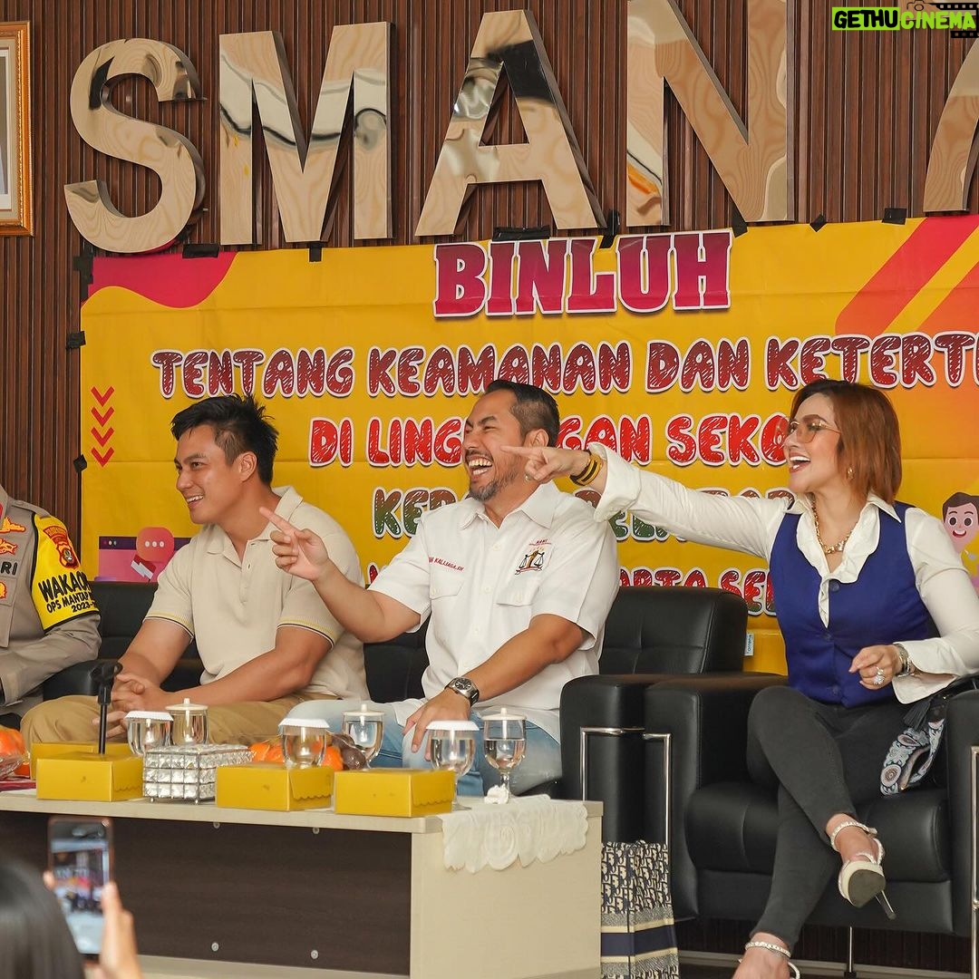 Baim Wong Instagram - Saya peduli dengan korban bullying. Bersosialisasi ke SMA 70, saya concern dengan kejadian yg viral kmrn. Bersama Polres Jaksel, dan teman2 yg lain, saya menyempatkan diri untuk berkomunikasi dengan teman2 dari SMA 70. Sebaiknya memang kita rangkul mereka, jangan memarahinya. Semua org pasti punya kesalahan, tapi bagaimana menyikapinya, itu yg terpenting. SMAN 70 Jakarta