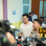 Baim Wong Instagram - Saya peduli dengan korban bullying. Bersosialisasi ke SMA 70, saya concern dengan kejadian yg viral kmrn. Bersama Polres Jaksel, dan teman2 yg lain, saya menyempatkan diri untuk berkomunikasi dengan teman2 dari SMA 70. Sebaiknya memang kita rangkul mereka, jangan memarahinya. Semua org pasti punya kesalahan, tapi bagaimana menyikapinya, itu yg terpenting. SMAN 70 Jakarta