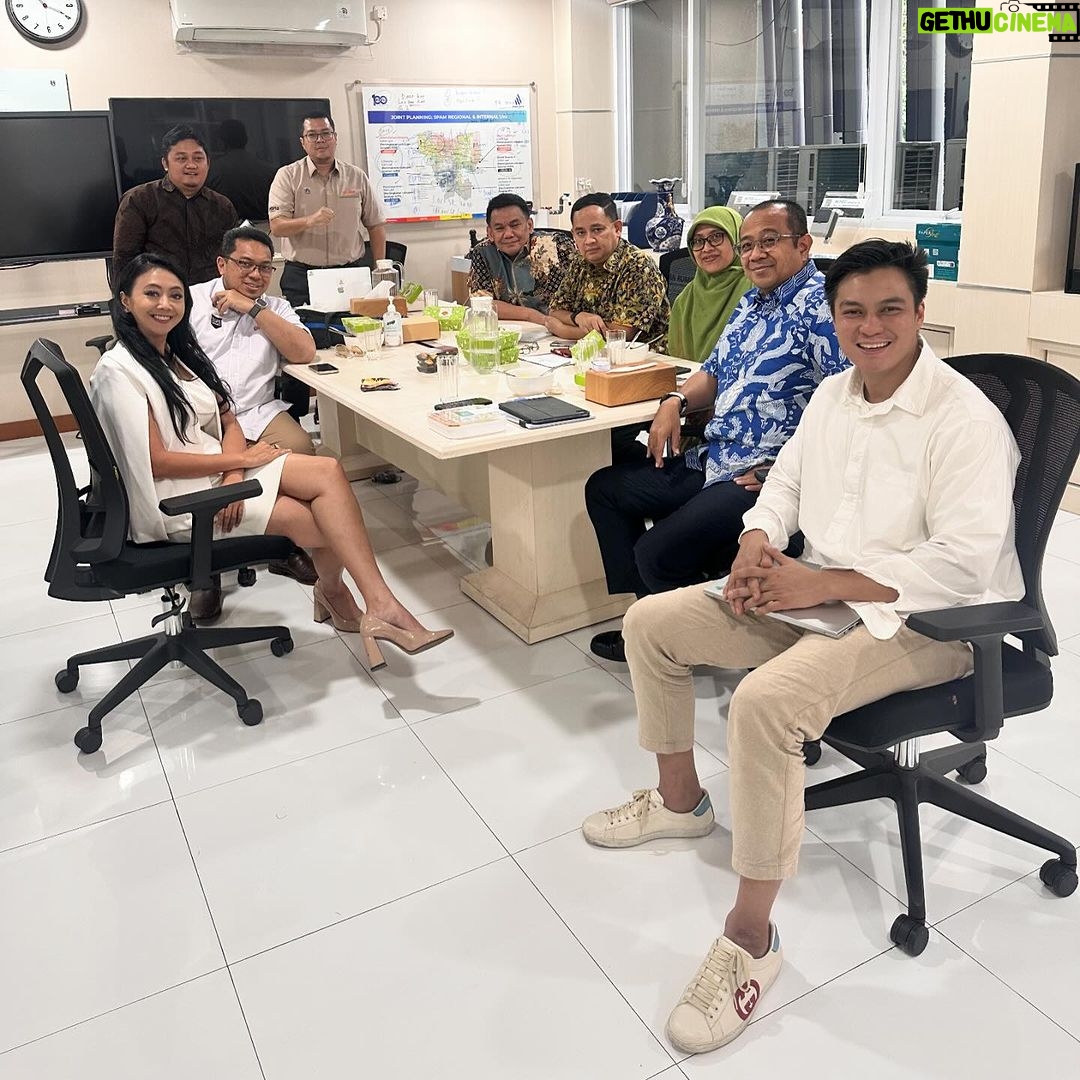 Baim Wong Instagram - Numpang makan siang bersama orang2 hebat, Dirut Pam Jaya Pak Arief Dirut Pasar Jaya Pak Agus Himawan Dirut Darmajaya Mas Radit Dirut Jakpro Pak Iwan Pak Dharma dan Ibu Susi, maap kalau ada salah nama, dan kelupaan, salam hormat selalu. Semoga makan siangnya membuahkan sesuatu, lancar kerjaannya insyaallah ❤️ Kantor pusat PAM JAYA DKI Jakarta