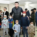 Bakhodir Jalolov Instagram - 15-fevral xalqaro bolalar onkalogiyasi kuni munosabati bilan onkalogiya kasalliklari bilan kurashayotgan yosh bolakaylardan xabar olgani keldik! Allohim o’zing shifo ber shu ukalarimizga!☝🏻😣