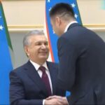 Bakhodir Jalolov Instagram - Xurmatli prezidentim Shavkat Miromonovich biz sportchilarni qilgan mexnatimizni doim qadirlab munosib taqdirlab kelgansiz. Bunday fahrli unvonga loyiq ko’rganingizda minnatdorman. Bu men uchun qo’shimcha shijoat va masuliyat yuklaydi! @mirziyoyev_sh #Alhamdullilah ☝🏻