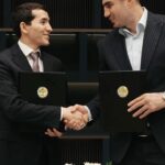 Bakhodir Jalolov Instagram - ⚡️Tayyormisiz?! Siz uchun yangiligim bor! 🤝 O‘zim ishonch bildirgan “𝗦𝗔 𝗚𝗥𝗢𝗨𝗣” kompaniyasi bilan biznes hamkorga aylandik. 👷 Innovatsion qurilish materiallari ishlab chiqarish hamda ularning savdosi bilan shug‘ullanuvchi ushbu kompaniya bilan yirik loyihalarni ishga tushirish hamda respublika bo‘ylab savdo nuqtalarni ko‘paytirish, shuningdek, hududlar bo‘ylab hamkorlik ko‘lamini yanada kengaytirishga qaror qildik. 💯 Har qanday qurilish obyektlarida foydalanish jarayonida ishonchingizni oqlay oladigan kompaniya sizni befarq qoldirmaydi. 🔥 O‘ylaymanki, hamkorligimiz ijobiy natijalar olib keladi! 📞 +99890 150 00 00 💻 www.sagroup.uz