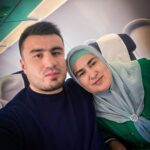 Bakhodir Jalolov Instagram – Eng qiyin damlarimda meni kelajakka undagan inson…mehrga limmo lim xokisor ko’zlari sevinchga to’la eng g’amgin kunlarimda ham kamarbasta bo’lgan volidam tavallud ayyomingiz bilan qutlayman! 🤍🎊🎁