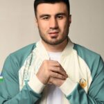Bakhodir Jalolov Instagram - Zaif insonlar butun umr boshqalardan kam bo'lmaslikga intilishadi. Kuchlilar esa aksincha, boshqalardan zo'r bolish maqsadi bilan yashaydi. Boris Akunin Слабые люди всю жизнь стараются быть не хуже других. Сильным во что бы то ни стало нужно стать лучше всех. Борис Акунин