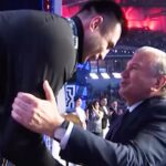 Bakhodir Jalolov Instagram - Kecha hayotimdagi eng unutilmas kunlardan biri bo‘ldi. Ikki karra jahon chempioni bo‘lish nasib etdi Alhamdulillah. Asosiysi chempionlik medalini shaxsan hurmatli Prezidentimizning qo‘llaridan qabul qilib oldim. Bu men uchun eng katta yutuq va motivatsiya bo‘ldi desam adashmayman. Davlatimiz rahbariga sportchilarga bo‘lgan bunday eʼtibor va eʼtirof uchun tashakkur aytaman. IBA rahbari Umar Kremlyovga ham xalqaro boks tashkilotidagi katta o‘zgarishlar va bokschilar uchun yaratilayotgan ulkan sharoitlar uchun chuqur minnatdorchiligimni bildiraman.  Men bilan bo‘lganingiz va qo‘llab quvvatlaganingiz uchun katta rahmat aziz vatandoshlar! #Mypresident🤍 Вчера был один из самых запоминающихся дней в моей жизни. Альхамдулиллах, мне посчастливилось стать двукратным чемпионом мира. Главное, я получил медаль высшей пробы из рук нашего уважаемого Президента. Это стало для меня самой ценной наградой и большой мотивацией двигаться вперёд. Хочу поблагодарить главу нашего государства за такое внимание и поддержку оказанную нам, спортсменам. Также выражаю огромную благодарность президенту IBA Умару Кремлеву, за большие перемены в международной боксерской организации и прекрасные условия, созданные для боксеров. Спасибо большое, за поддержку и веру в меня дорогие друзья!