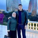 Bakhodir Jalolov Instagram - Онам билан мазза қилиб Баку кучаларини айландик! Аллохим шу кунларга йетқазганинга шукур! Бойлигим онам 🤍🧕🏻 Baku, Azerbaijan