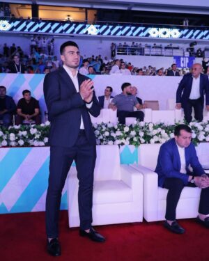 Bakhodir Jalolov Instagram - Finaldan muvaffaqiyatli o‘tib olgach sport formasi klassikaga almashdi.😁
Chempionatning oxirgi kuniga endi biz ham tomoshabin sifatida yorug‘ yuz bilan keldik Xudoga shukur.
Barcha g‘olib va sovrindorlarni chin qalbimdan tabriklayman!

После успешного завершения финальных боёв, спортивная форма сменилась на классическую.😁
Последний день чемпионата я посетил уже как зритель.
Искренне поздравляю всех победителей и призеров этого чемпионата!