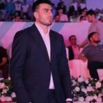 Bakhodir Jalolov Instagram - Finaldan muvaffaqiyatli o‘tib olgach sport formasi klassikaga almashdi.😁 Chempionatning oxirgi kuniga endi biz ham tomoshabin sifatida yorug‘ yuz bilan keldik Xudoga shukur. Barcha g‘olib va sovrindorlarni chin qalbimdan tabriklayman! После успешного завершения финальных боёв, спортивная форма сменилась на классическую.😁 Последний день чемпионата я посетил уже как зритель. Искренне поздравляю всех победителей и призеров этого чемпионата! Humo Arena