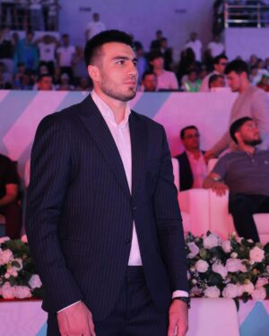 Bakhodir Jalolov Instagram - Finaldan muvaffaqiyatli o‘tib olgach sport formasi klassikaga almashdi.😁
Chempionatning oxirgi kuniga endi biz ham tomoshabin sifatida yorug‘ yuz bilan keldik Xudoga shukur.
Barcha g‘olib va sovrindorlarni chin qalbimdan tabriklayman!

После успешного завершения финальных боёв, спортивная форма сменилась на классическую.😁
Последний день чемпионата я посетил уже как зритель.
Искренне поздравляю всех победителей и призеров этого чемпионата!