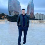 Bakhodir Jalolov Instagram - Онам билан мазза қилиб Баку кучаларини айландик! Аллохим шу кунларга йетқазганинга шукур! Бойлигим онам 🤍🧕🏻 Baku, Azerbaijan