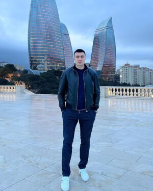 Bakhodir Jalolov Instagram - Онам билан мазза қилиб Баку кучаларини айландик! Аллохим шу кунларга йетқазганинга шукур! Бойлигим онам 🤍🧕🏻