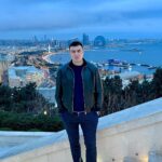 Bakhodir Jalolov Instagram - Онам билан мазза қилиб Баку кучаларини айландик! Аллохим шу кунларга йетқазганинга шукур! Бойлигим онам 🤍🧕🏻 Baku, Azerbaijan