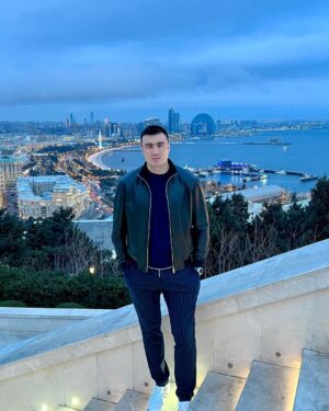 Bakhodir Jalolov Instagram - Онам билан мазза қилиб Баку кучаларини айландик! Аллохим шу кунларга йетқазганинга шукур! Бойлигим онам 🤍🧕🏻