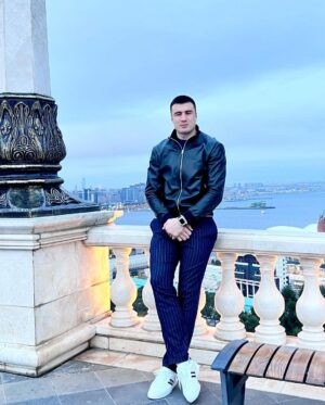 Bakhodir Jalolov Instagram - Онам билан мазза қилиб Баку кучаларини айландик! Аллохим шу кунларга йетқазганинга шукур! Бойлигим онам 🤍🧕🏻