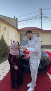 Bakhodir Jalolov Instagram - Muvofaqiyatlarimiz sababchisi , duolari robbimga yetib borgivchi 🤲 Onalarimiz bahtimizga sog’-omon bo’lishsin ❤️