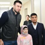 Bakhodir Jalolov Instagram - 15-fevral xalqaro bolalar onkalogiyasi kuni munosabati bilan onkalogiya kasalliklari bilan kurashayotgan yosh bolakaylardan xabar olgani keldik! Allohim o’zing shifo ber shu ukalarimizga!☝🏻😣