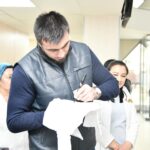 Bakhodir Jalolov Instagram - 15-fevral xalqaro bolalar onkalogiyasi kuni munosabati bilan onkalogiya kasalliklari bilan kurashayotgan yosh bolakaylardan xabar olgani keldik! Allohim o’zing shifo ber shu ukalarimizga!☝🏻😣