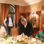 Bakhodir Jalolov Instagram - Mike Tysonni O’zbekistonga tashrifi mobaynida Gafur Ahmedovichning xonadonlarida mehmon bo’ldik. Tysonga bizning O’zbek taomlari juda manzur keldi. While Mike Tyson’s visit in Uzbekiston we were guest in Gafur Akhmedovich’s house. He really liked our dishes.