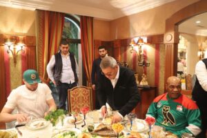 Bakhodir Jalolov Instagram - Mike Tysonni O’zbekistonga tashrifi mobaynida Gafur Ahmedovichning xonadonlarida mehmon bo’ldik. Tysonga bizning O’zbek taomlari juda manzur keldi.

While Mike Tyson’s visit in Uzbekiston we were guest in Gafur Akhmedovich’s house. He really liked our dishes.