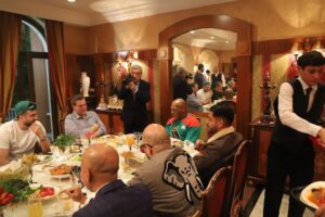 Bakhodir Jalolov Instagram - Mike Tysonni O’zbekistonga tashrifi mobaynida Gafur Ahmedovichning xonadonlarida mehmon bo’ldik. Tysonga bizning O’zbek taomlari juda manzur keldi.

While Mike Tyson’s visit in Uzbekiston we were guest in Gafur Akhmedovich’s house. He really liked our dishes.
