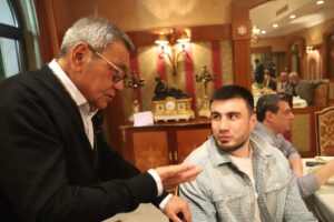 Bakhodir Jalolov Instagram - Mike Tysonni O’zbekistonga tashrifi mobaynida Gafur Ahmedovichning xonadonlarida mehmon bo’ldik. Tysonga bizning O’zbek taomlari juda manzur keldi.

While Mike Tyson’s visit in Uzbekiston we were guest in Gafur Akhmedovich’s house. He really liked our dishes.