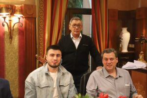 Bakhodir Jalolov Instagram - Mike Tysonni O’zbekistonga tashrifi mobaynida Gafur Ahmedovichning xonadonlarida mehmon bo’ldik. Tysonga bizning O’zbek taomlari juda manzur keldi.

While Mike Tyson’s visit in Uzbekiston we were guest in Gafur Akhmedovich’s house. He really liked our dishes.