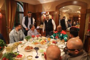 Bakhodir Jalolov Instagram - Mike Tysonni O’zbekistonga tashrifi mobaynida Gafur Ahmedovichning xonadonlarida mehmon bo’ldik. Tysonga bizning O’zbek taomlari juda manzur keldi.

While Mike Tyson’s visit in Uzbekiston we were guest in Gafur Akhmedovich’s house. He really liked our dishes.
