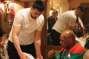 Bakhodir Jalolov Instagram - Mike Tysonni O’zbekistonga tashrifi mobaynida Gafur Ahmedovichning xonadonlarida mehmon bo’ldik. Tysonga bizning O’zbek taomlari juda manzur keldi.

While Mike Tyson’s visit in Uzbekiston we were guest in Gafur Akhmedovich’s house. He really liked our dishes.