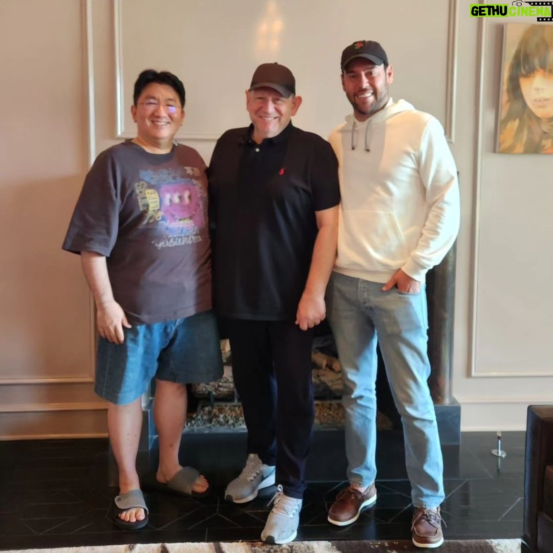 Bang Si-hyuk - 278.4K Likes - With Sir Lucian Grainge of @universalmusicgroup and my soul brother Scott Braun @scooterbraun Great meeting for the brighter future of us. #UMG #HYBE #hybeamerica #oneteam