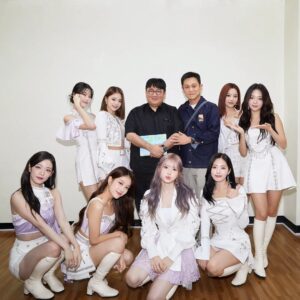 Bang Si-hyuk Instagram - With @officialfromis_9 
Congratulations! #1stCONCERT #LOVE_FROM. 
#fromis_9 #PLEDIS #HYBE