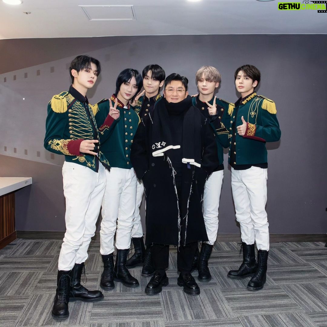 Bang Si-hyuk - 415.5K Likes - Congrats! @txt_bighit We can't stop! We don't stop! #sweetmirage #encore #bighitmusic #HYBE