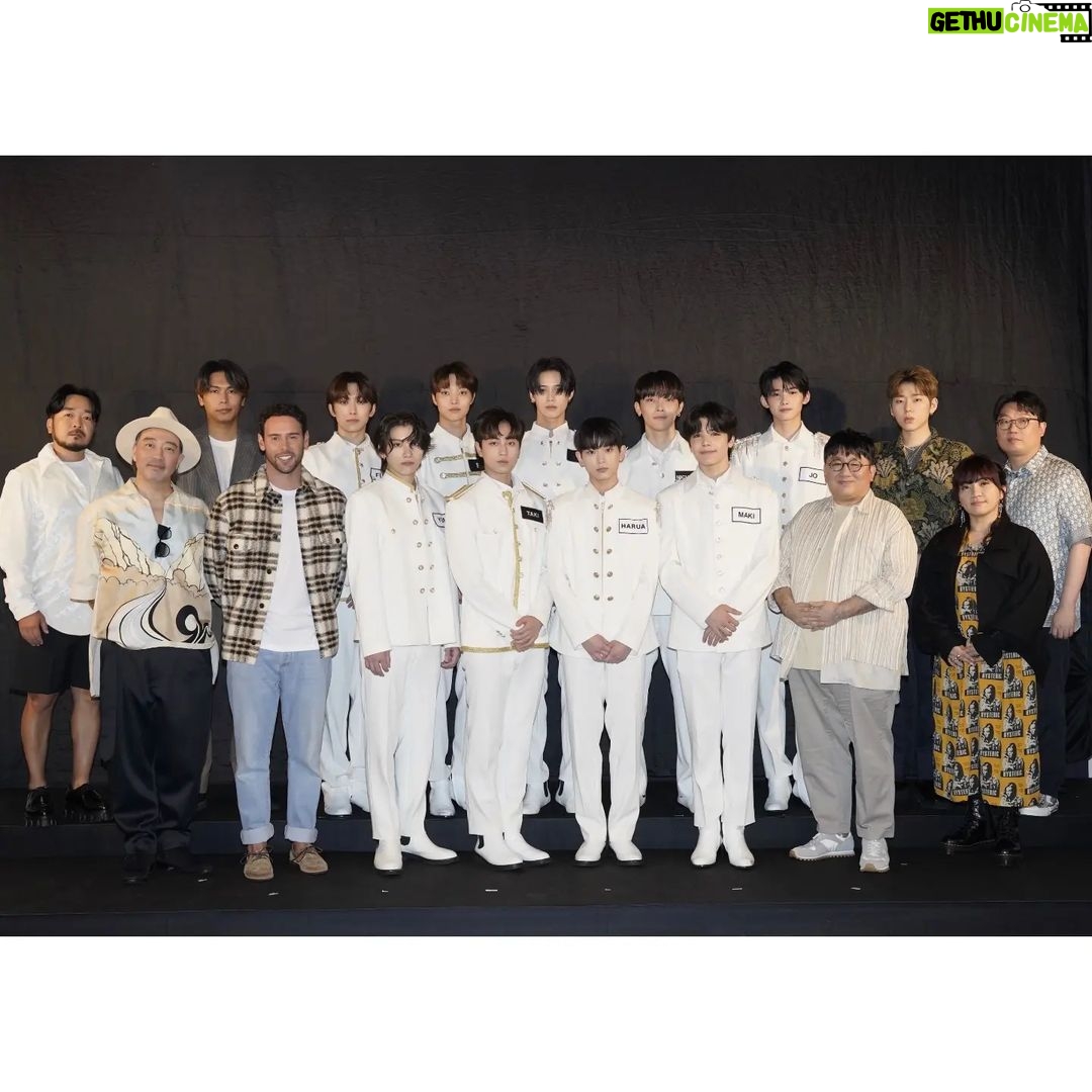 Bang Si-hyuk - 726.5K Likes - With @andteam_official Congratulations! おめでとう!
Thank you so much! @scooterbraun @pdogg428 @sonsungdeuk @woozico0914 @sakuranko425 @mfmobg6 @ryosukeimai #oneteam #hybe #hybelabelsjapan #hybeamerica