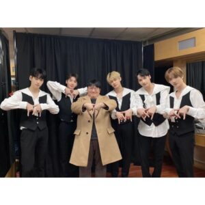 Bang Si-hyuk Instagram - With @txt_bighit #moa_x_together
